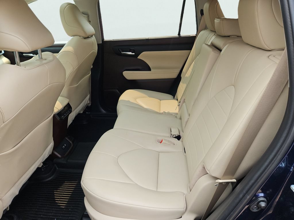 Used 2021 Toyota Highlander XLE AWD/4WD image 33