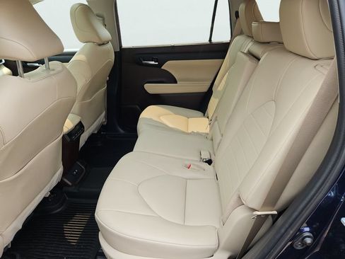 Used 2021 Toyota Highlander XLE AWD/4WD image 33