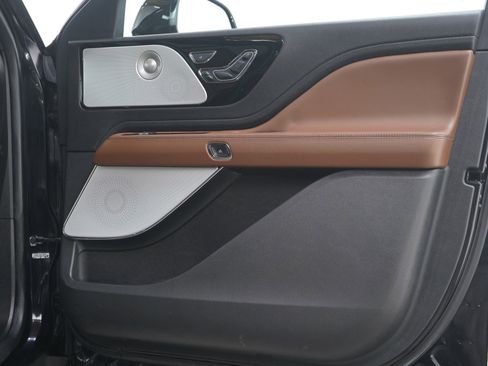 Used 2023 Lincoln Aviator Reserve w/ Equipment Group 201A image 9