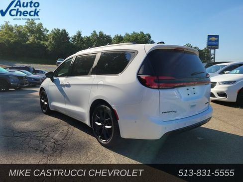 Used 2024 Chrysler Pacifica Limited w/ Uconnect Theater Family Group FWD image 3