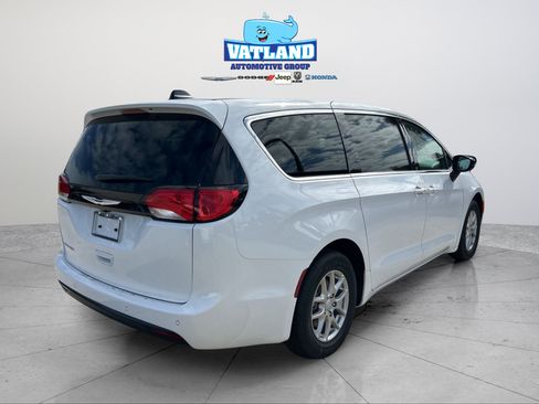 Used 2026 Chrysler Voyager LX FWD image 5