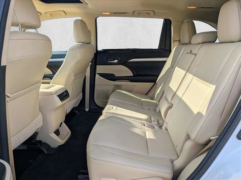 Used 2016 Toyota Highlander XLE image 19