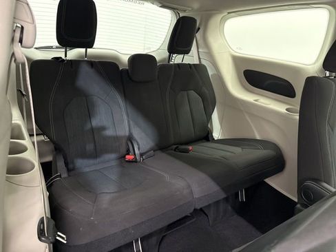 Used 2022 Chrysler Voyager LX FWD image 12
