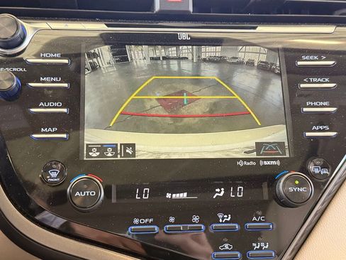 Used 2020 Toyota Camry XLE w/ Sunroof Package image 12