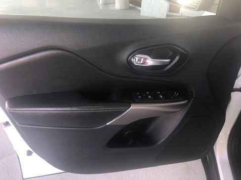 Used 2019 Jeep Cherokee Latitude w/ Popular Appearance Group image 19