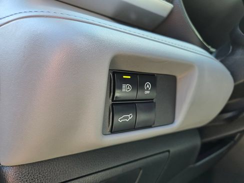 Used 2024 Toyota Highlander LE FWD image 19