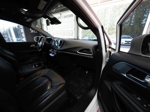 Used 2021 Chrysler Pacifica Touring-L w/ Uconnect Theater Family Group image 26