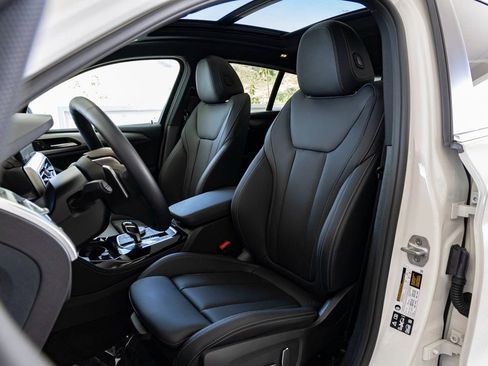 Certified 2025 BMW X4 xDrive30i image 18