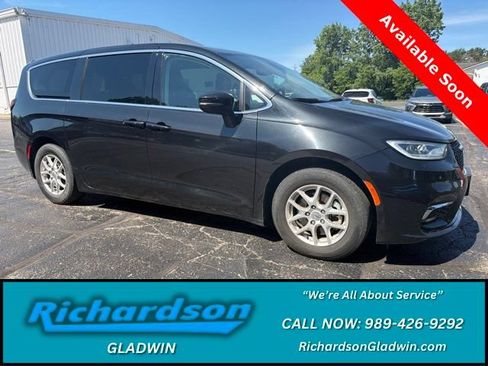 Used 2023 Chrysler Pacifica Touring-L FWD image 1