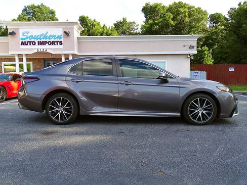 Used 2022 Toyota Camry SE w/ Cold Weather Package FWD image 9