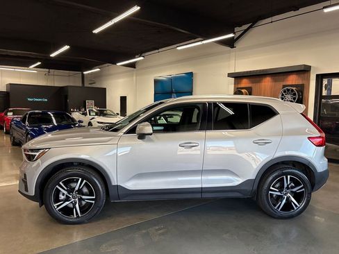 Used 2025 Volvo XC40 B5 Core image 4