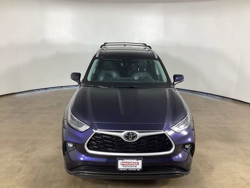 Used 2022 Toyota Highlander XLE AWD/4WD image 2