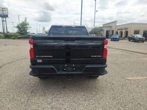 Used 2019 Chevrolet Silverado 1500 Custom w/ Custom Value Package AWD/4WD image 2