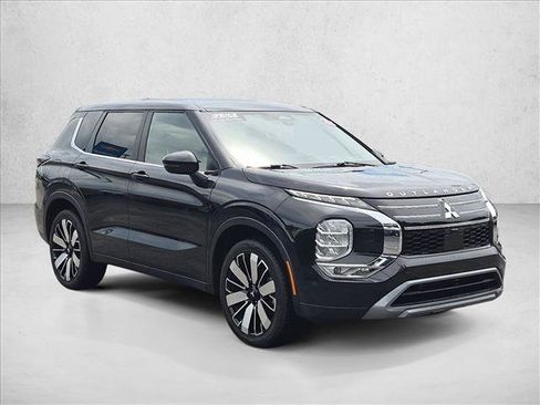 Used 2025 Mitsubishi Outlander SE FWD image 3