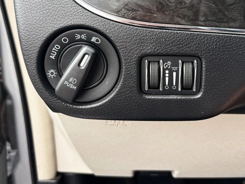 Used 2013 Chrysler Town & Country Touring-L w/ Driver Convenience Group FWD image 19