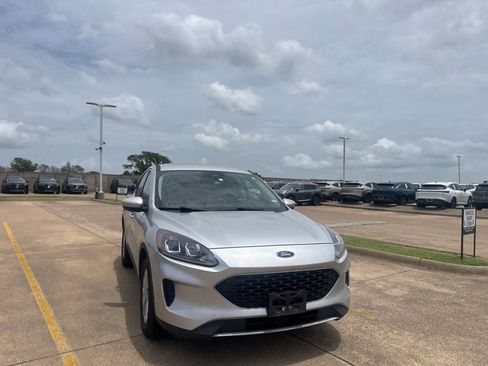 Used 2020 Ford Escape SE FWD image 3