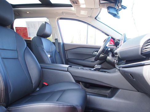 Used 2023 Nissan Rogue SL image 11