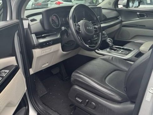 Used 2023 Kia Carnival LX FWD image 14