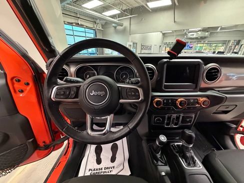 Used 2018 Jeep Wrangler Unlimited Sahara w/ Cold Weather Group AWD/4WD image 8