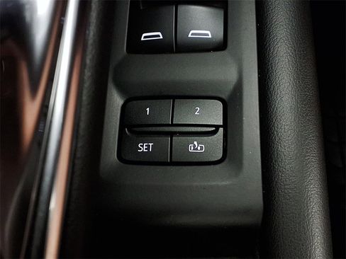 Used 2021 Chevrolet Tahoe LT w/ LT Signature Package image 18