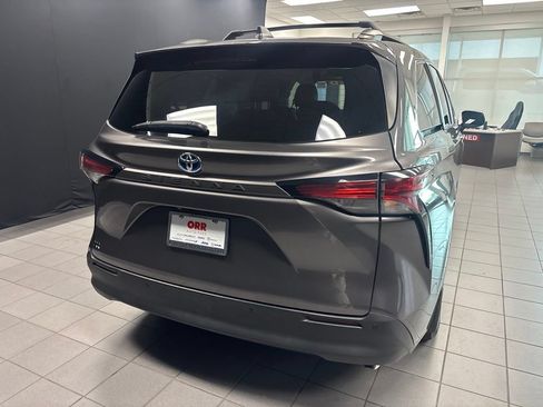 Used 2021 Toyota Sienna XLE FWD image 4