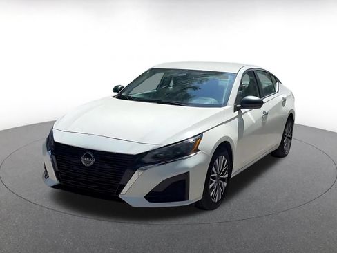 Used 2025 Nissan Altima 2.5 SV FWD image 7