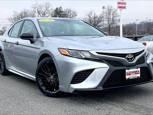 Used 2020 Toyota Camry SE image 2