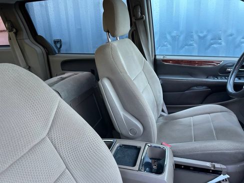 Used 2014 Chrysler Town & Country Touring FWD image 13