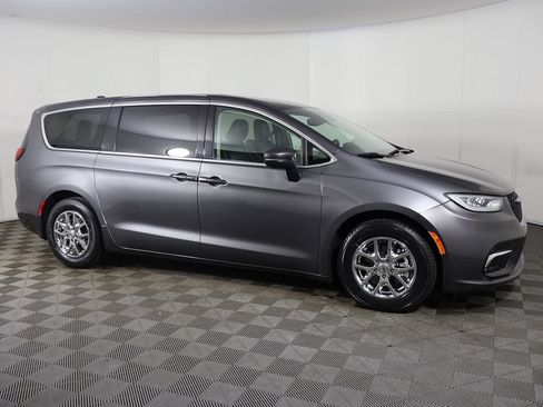 Used 2023 Chrysler Pacifica Touring-L FWD image 18