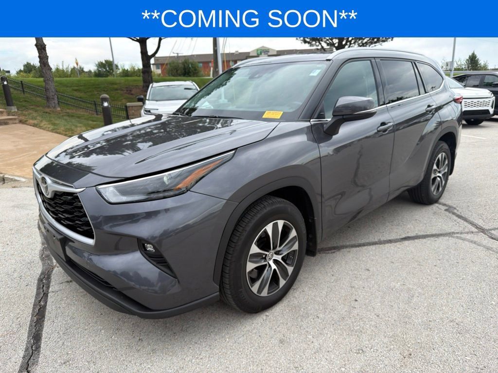 Used 2022 Toyota Highlander XLE AWD/4WD image 1