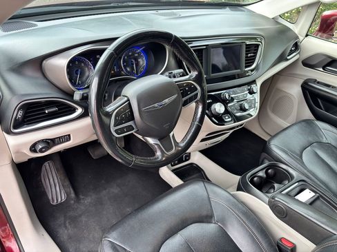 Used 2020 Chrysler Pacifica Touring-L FWD image 20