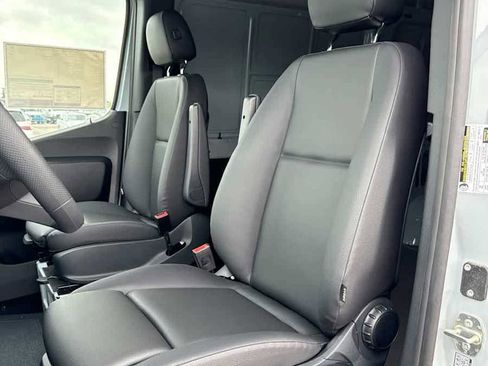 Used 2025 Mercedes-Benz Sprinter 2500 image 21