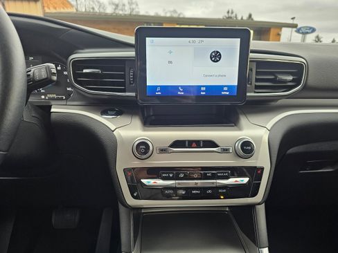 Used 2022 Ford Explorer XLT w/ Equipment Group 202A image 16