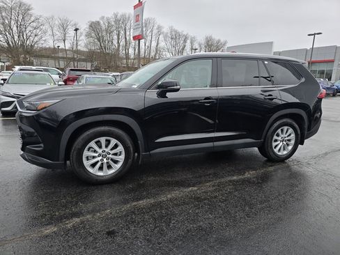 Used 2024 Toyota Grand Highlander XLE image 3