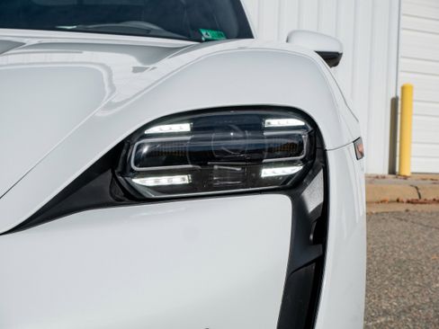 Used 2022 Porsche Taycan image 12