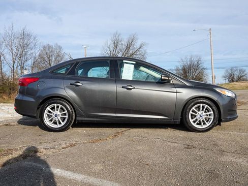 Used 2017 Ford Focus SE image 3