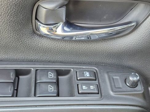 Used 2024 Nissan Titan SV w/ SV Convenience Package RWD image 8