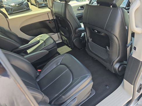 Used 2023 Chrysler Pacifica Touring-L FWD image 12