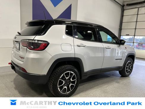 Used 2025 Jeep Compass Trailhawk AWD/4WD image 5