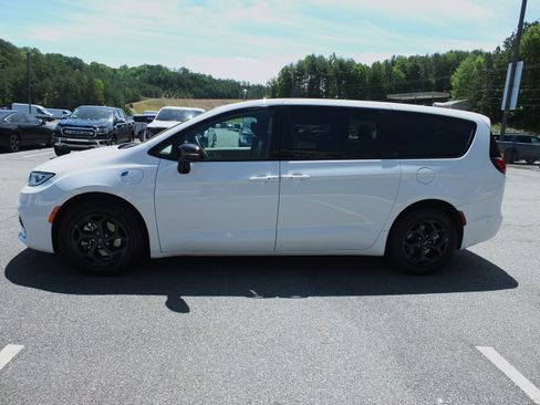 Used 2024 Chrysler Pacifica Limited FWD image 6