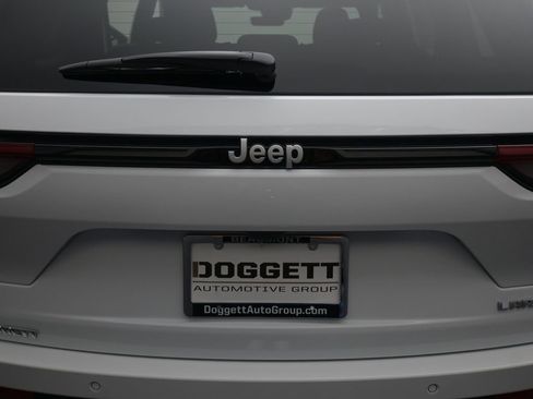 New 2025 Jeep Grand Cherokee Laredo X w/ Luxury Tech Group I image 14