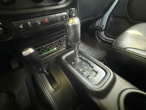 Used 2017 Jeep Wrangler Unlimited Sahara image 25