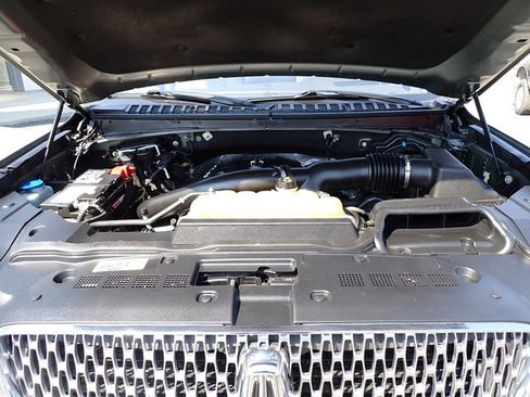 Used 2019 Lincoln Navigator Reserve image 11