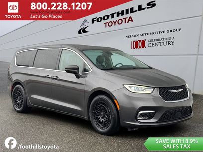 Used 2022 Chrysler Pacifica Touring-L w/ Uconnect Theater Family Group