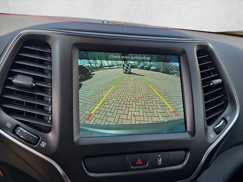 Used 2022 Jeep Cherokee Trailhawk w/ Comfort/Convenience Group image 10