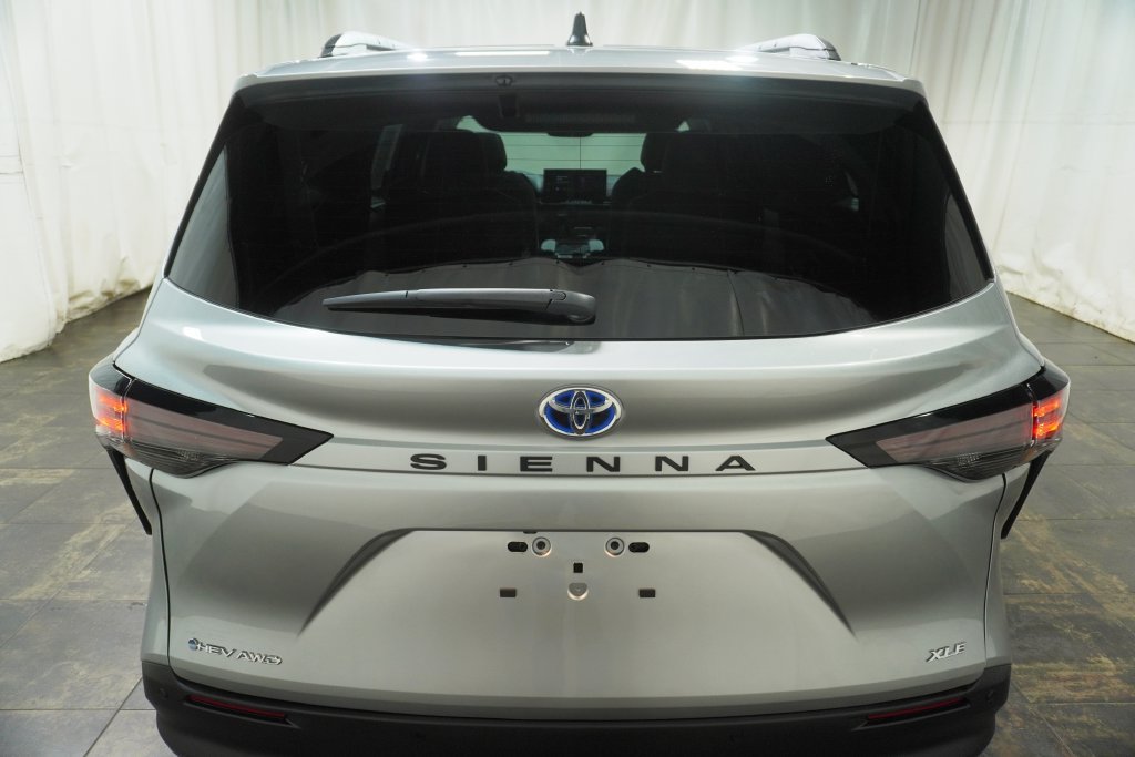Used 2025 Toyota Sienna XLE w/ XLE Plus Package AWD/4WD image 4