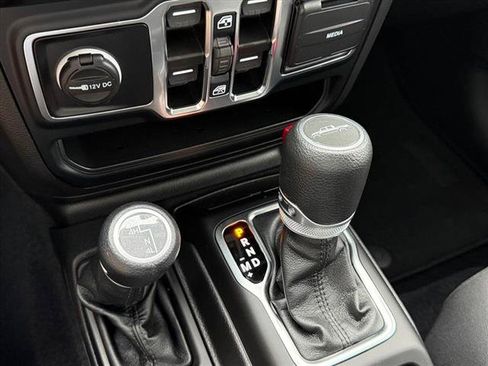 Certified 2023 Jeep Gladiator Sport AWD/4WD image 15