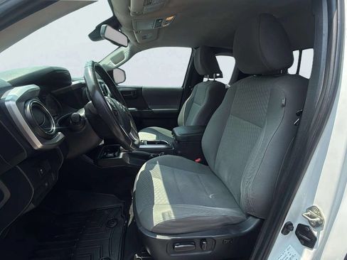 Used 2020 Toyota Tacoma SR5 AWD/4WD image 13