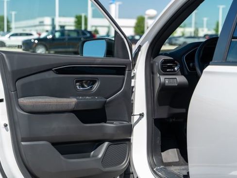 Used 2025 Honda Pilot Sport image 21