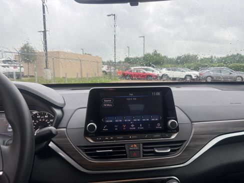 Used 2025 Nissan Altima 2.5 SV FWD image 17